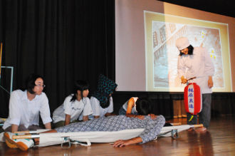 豊中市立第十三中の生徒が豊中空襲の劇を上演｜教育｜マチゴト 豊中 池田