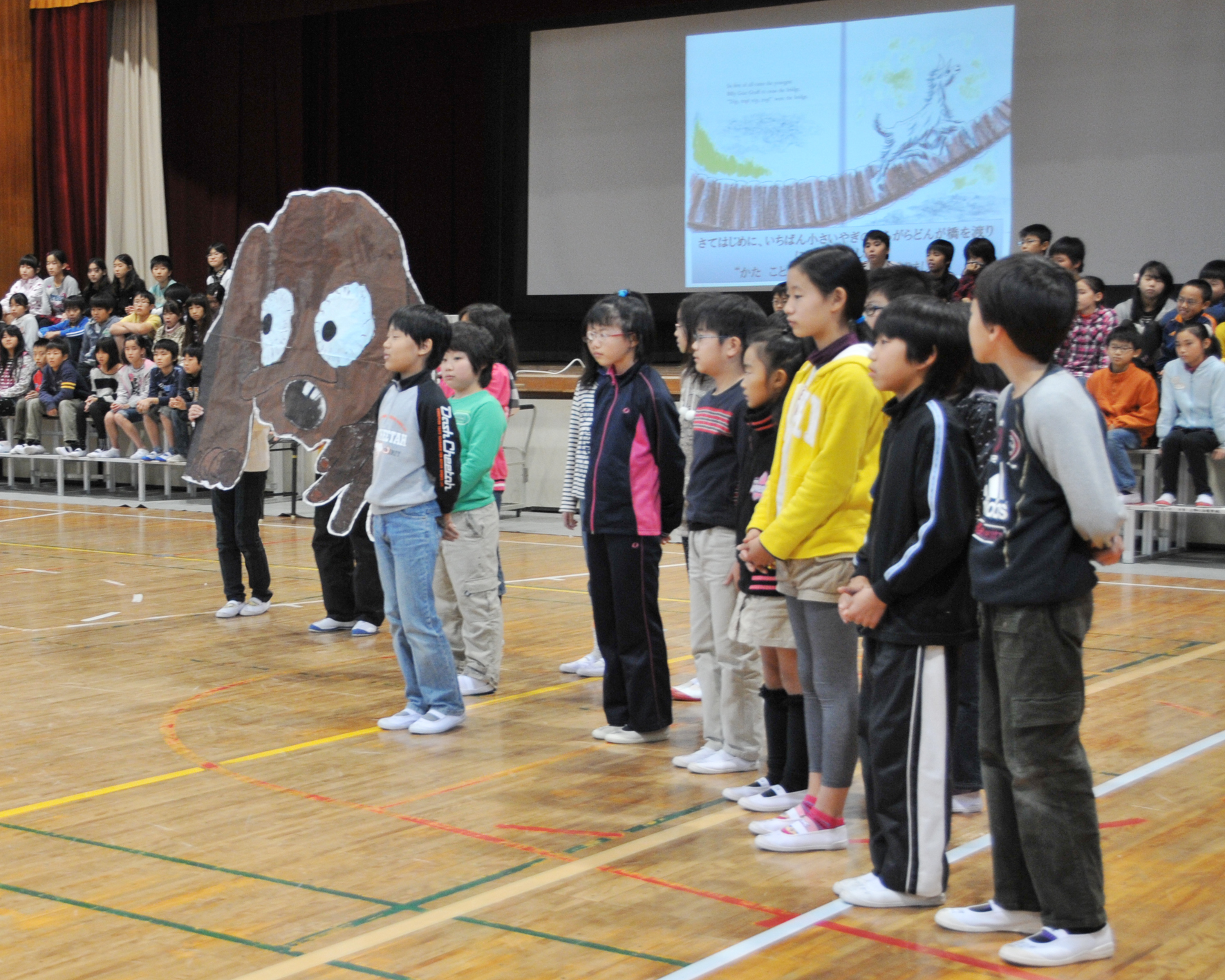 上野小5年生が英語の朗読や歌を披露｜教育｜マチゴト 豊中 池田